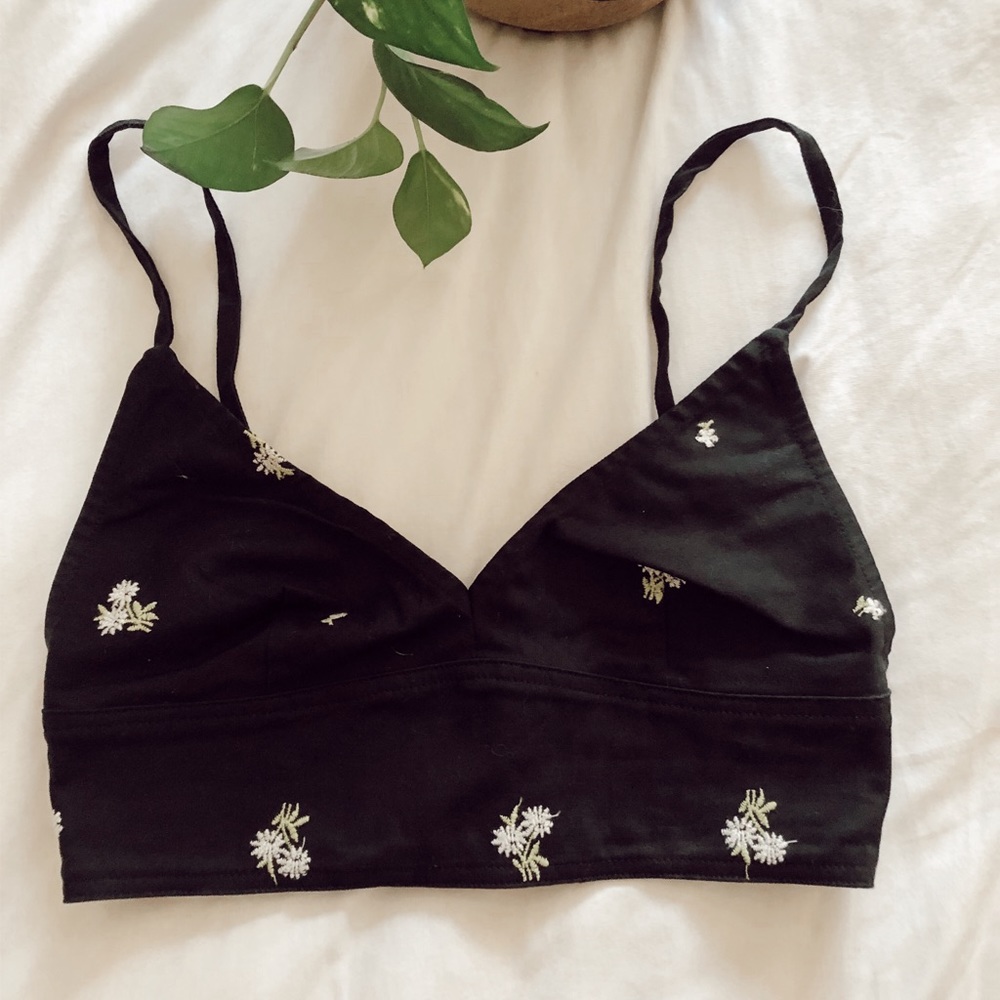 Black floral cropped tank